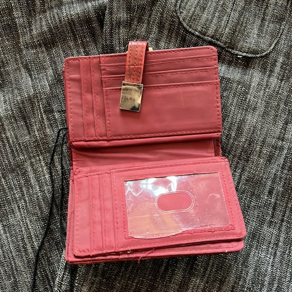 Guess form fitted soft top. All three items included here❤️ Pants & wrist wallet - Picture 4 of 4